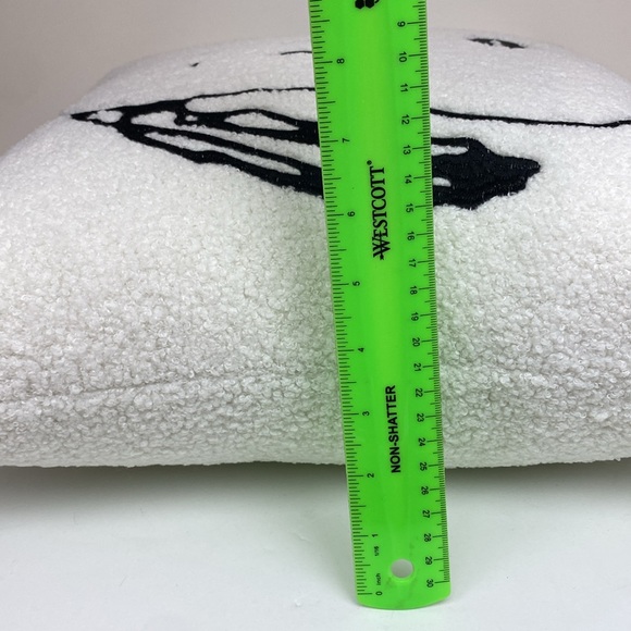 Snoopy Sherpa Peanuts Pillow, embroidered detail, 18”x18”, removable cover NEW - Picture 10 of 16
